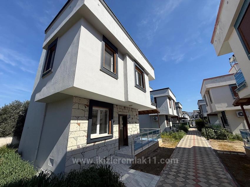 Seferihisar Doğanbey’de Satılık Tek Müstakil Geniş Bahçeli 3 + 1 Villa