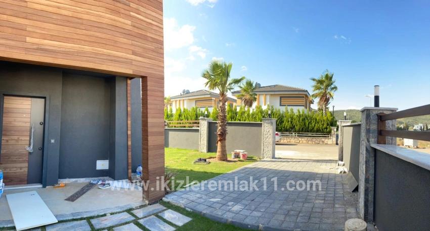 Seferihisar Doğanbey Cumhuriyet Mah. Satılık 3+1 Villa - 250 m²