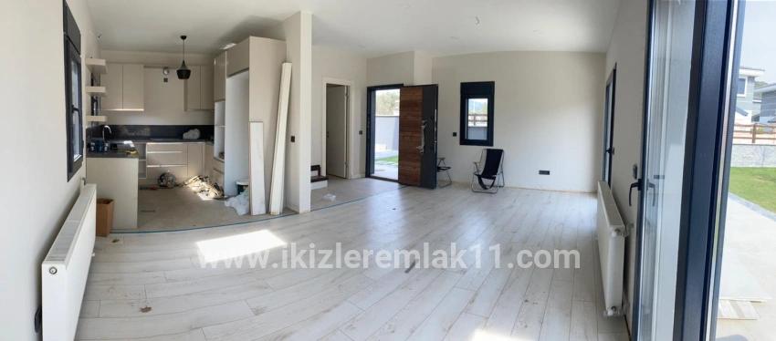 Seferihisar Doğanbey Cumhuriyet Mah. Satılık 3+1 Villa - 250 m²