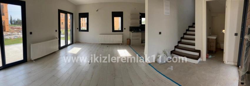 Seferihisar Doğanbey Cumhuriyet Mah. Satılık 3+1 Villa - 250 m²