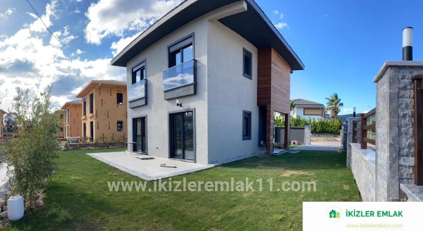 Seferihisar Doğanbey Cumhuriyet Mah. Satılık 3+1 Villa - 250 m²