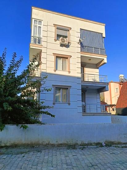 Seferihisar Ürkmez Merkez’de Satılık 2 + 1 Ara Kat Daire