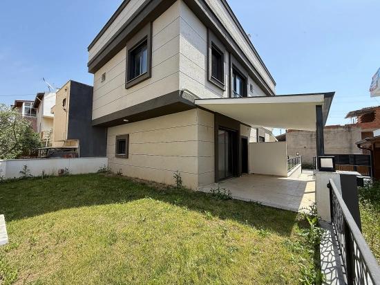 Ürkmez Doğanbey'de Denize Yakın Satılık Bahceli 2+1 Villa