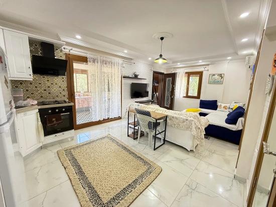 Seferihisar Doğanbey'de Satılık 2+1 Bahçeli Full Eşyalı Villa