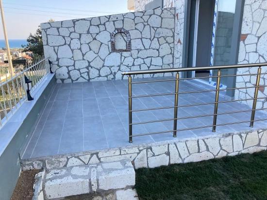 Seferihisar Doğanbeyde Satılık 2+1 Deniz Manzaralı Bahçeli Villa