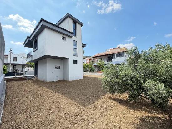 Doğanbeyde Denize Yakın 370 M2 Bahce Tek Müstakil 3+1 Villa