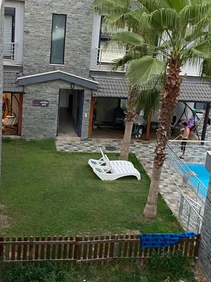 Seferihisar Doğanbey deniz tarafında site İçerisinde havuzlu tek müstakil villa