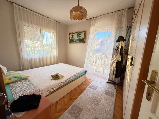 Ürkmez'de Site İçerisinde Havuzlu 4+1 Köşe Bina, Denize 400 m