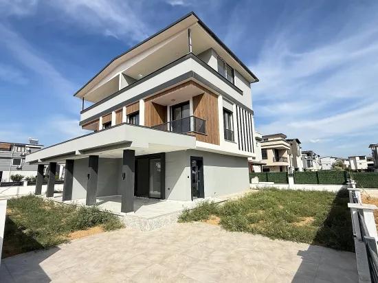 Seferihisar Doğanbey'de Satılık Sıfır 3+1 Dubleks Villa – Geniş Bahçeli