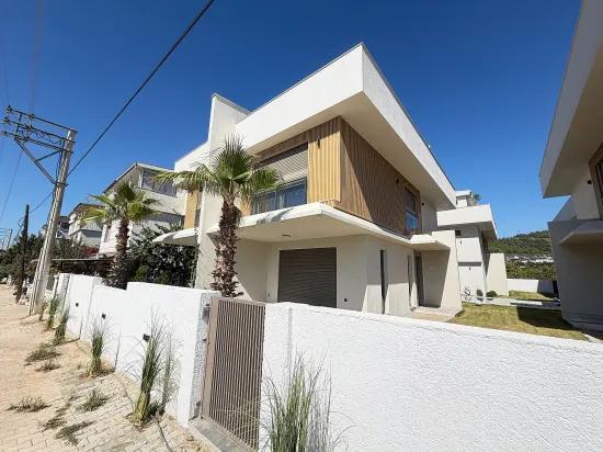 🏡 Seferihisar Ürkmez’de Site İçerisinde Havuzlu Sıfır Lüks Villa