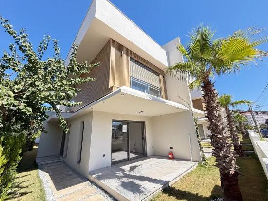 🏡 Seferihisar Ürkmez’de Site İçerisinde Havuzlu Sıfır Lüks Villa