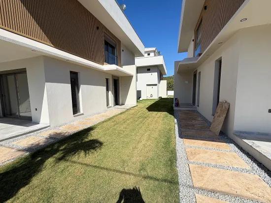 🏡 Seferihisar Ürkmez’de Site İçerisinde Havuzlu Sıfır Lüks Villa