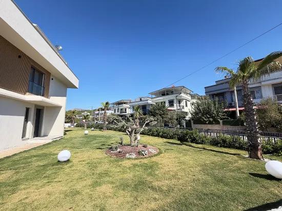 🏡 Seferihisar Ürkmez’de Site İçerisinde Havuzlu Sıfır Lüks Villa