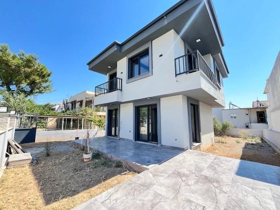 Seferihisar Doganbey'de Satılık 390 M2 Bahçe İçinde Tek Müstakil 3+1 Ebeveynli Villa
