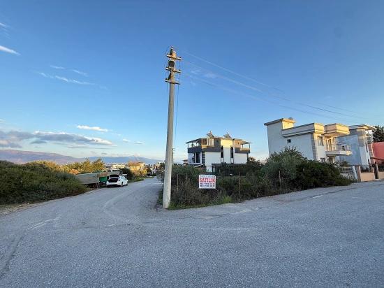 Seferihisar Doğanbey’de Satılık 285 Metre² İmarlı Köşe Arsa