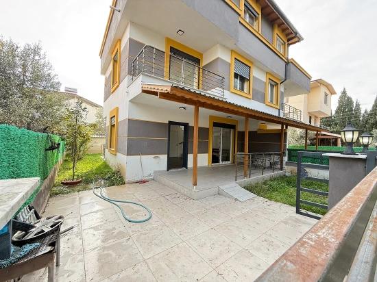 Seferihisar Doğanbey’de Satılık 3 + 1 Sıfır Geniş Bahçeli Villa Yazlık