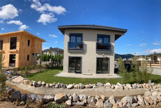 Seferihisar Doğanbey'de Satılık 3+1 Geniş Bahçeli Dubleks Villa