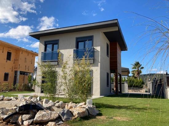 Seferihisar Doğanbey'de Satılık 3+1 Geniş Bahçeli Dubleks Villa