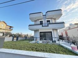 Ürkmez'de Deniz Manzaralı Müstakil Ayrı Mutfak 3+1 Köşe Villa