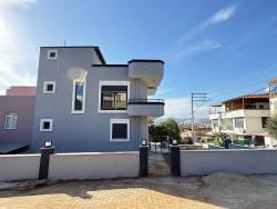 Ürkmez'de Deniz Manzaralı Müstakil Ayrı Mutfak 3+1 Köşe Villa