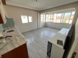 Ürkmez Merkezde Denıze Yakın Satılık Ara Kat Genis 2+1 Daire