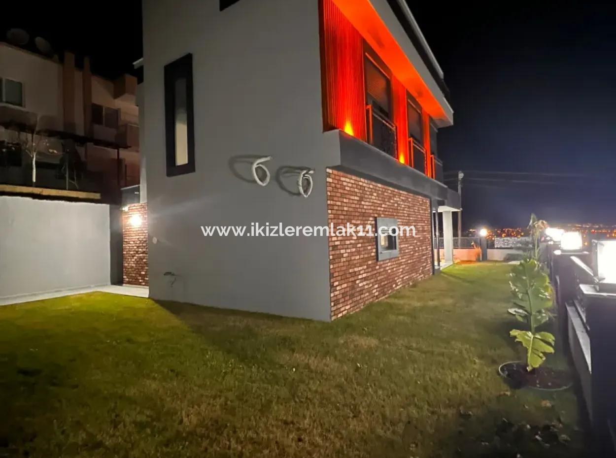 Seferihisar Doğanbey'de  Ultra Lüks Satılık 3+1 Tek Müstakil Yazlık