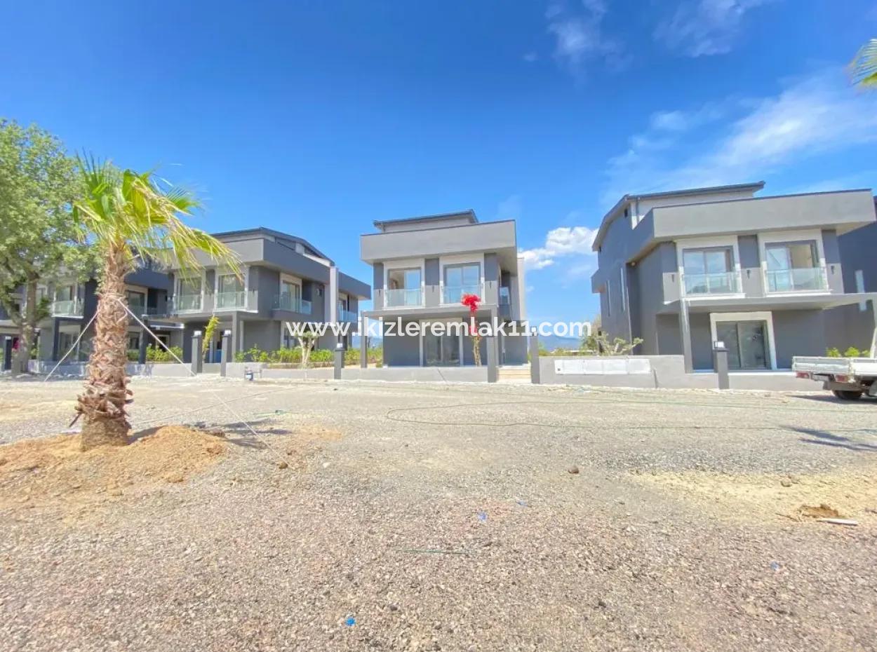 Seferihisar Doğanbey'de Denize Sıfır Site İçinde Satılık 3+1 Villa