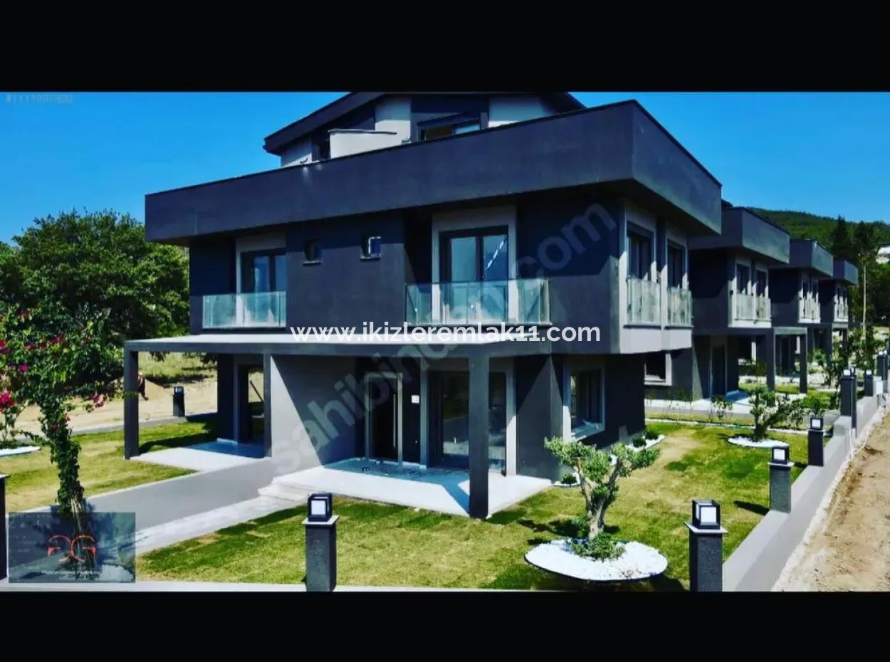 Seferihisar Doğanbey'de Denize Sıfır Site İçinde Satılık 3+1 Villa