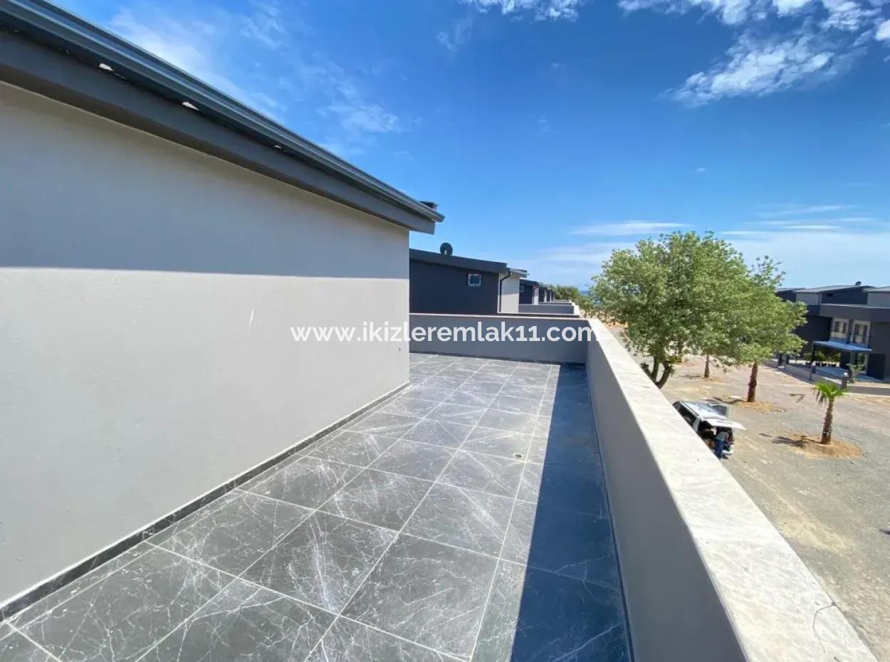 Seferihisar Doğanbey'de Denize Sıfır Site İçinde Satılık 3+1 Villa