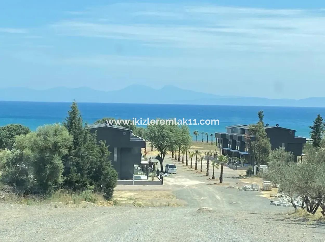 Seferihisar Doğanbey'de Denize Sıfır Site İçinde Satılık 3+1 Villa