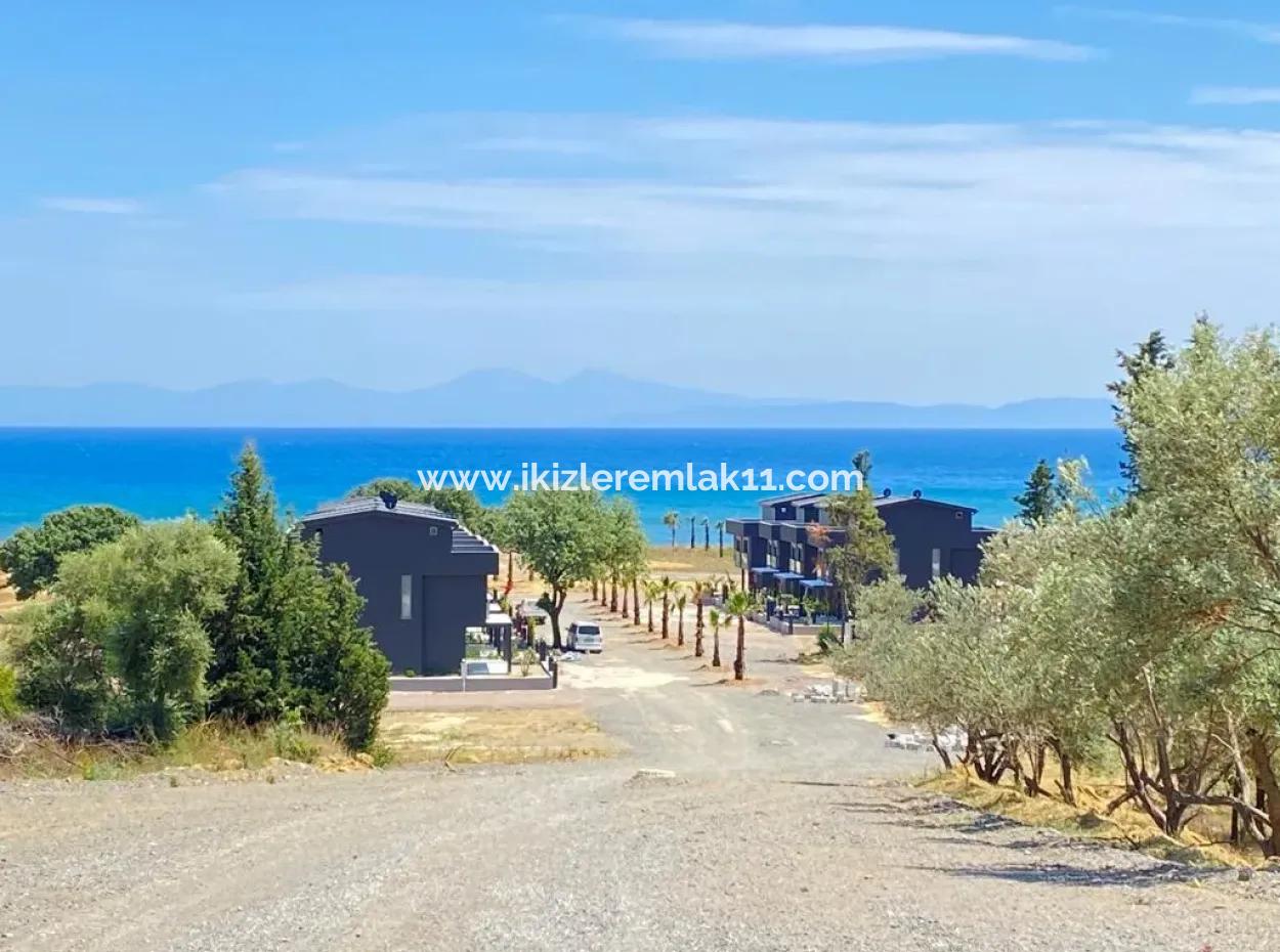 Seferihisar Doğanbey'de Denize Sıfır Site İçinde Satılık 3+1 Villa