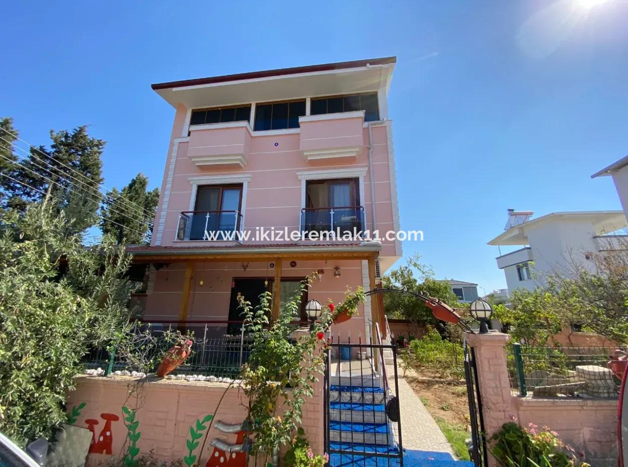 Doğanbey'de Satılık Tek Müstakil Geniş Bahçeli 3+1 Masrafsız Villa