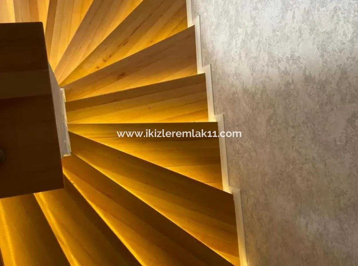 Seferihisarda Merkez De Güzel Lokasyonu Yerden Isıtmalı Satılık 3+1 Vilia