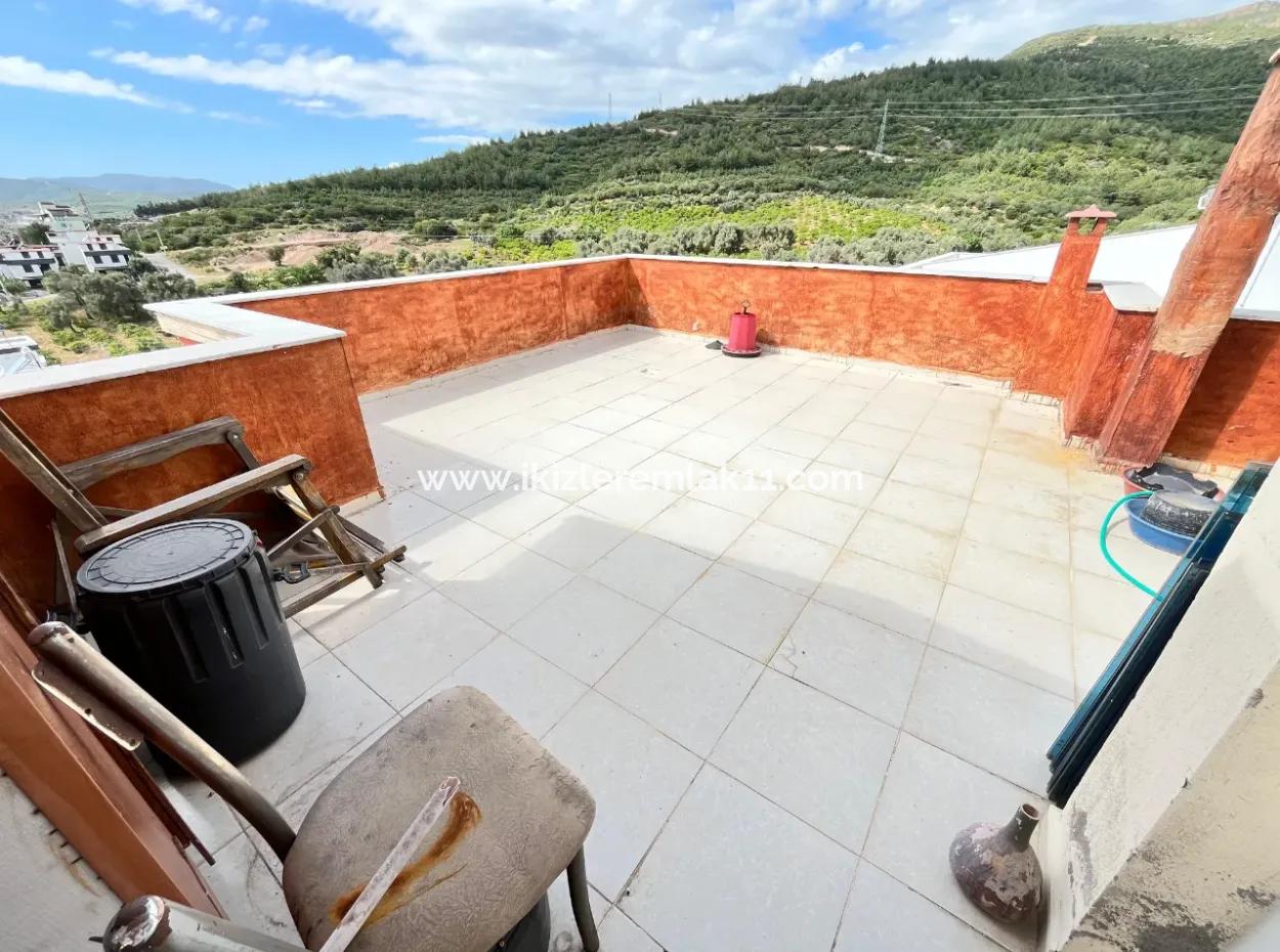 Ürkmez'de Full Deniz, Şehir Manzaralı Bahçeli Satılık 3+2 Villa