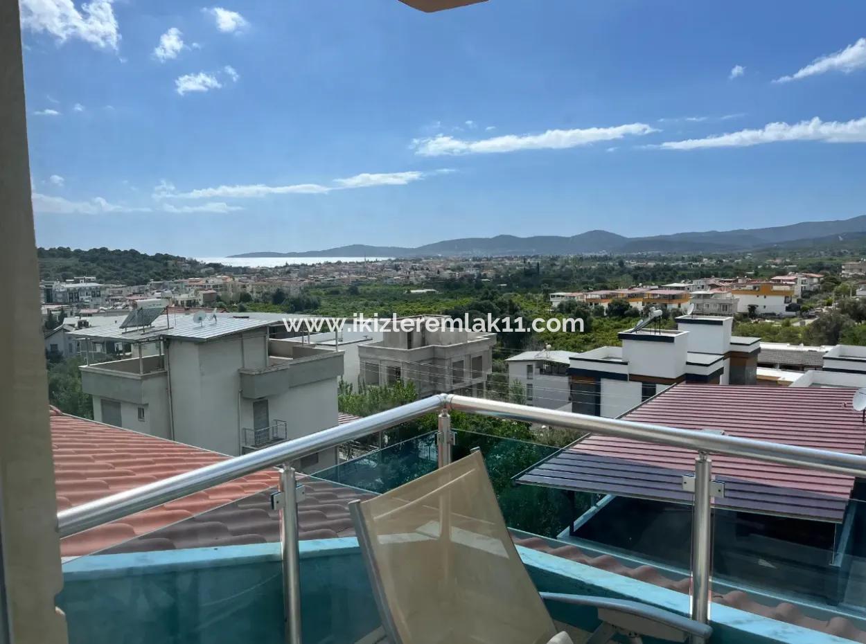 Ürkmez'de Full Deniz, Şehir Manzaralı Bahçeli Satılık 3+2 Villa