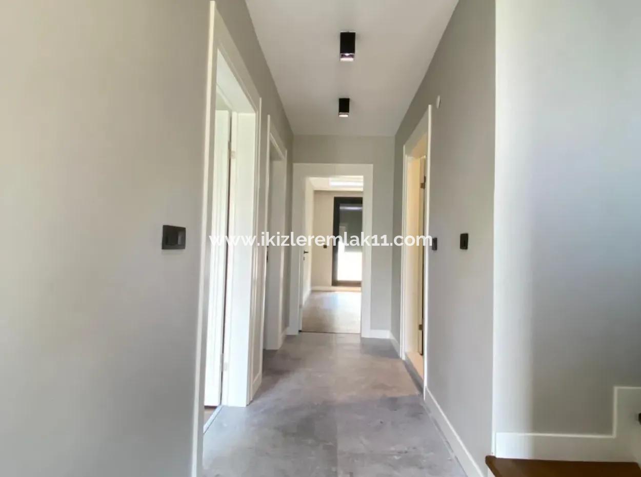 İzmir Menderes Gümüldürde Deniz Tarafında Satılık Tek Müstakil Geniş Bahçeli 4 + 1 Havuzlu Yazlık