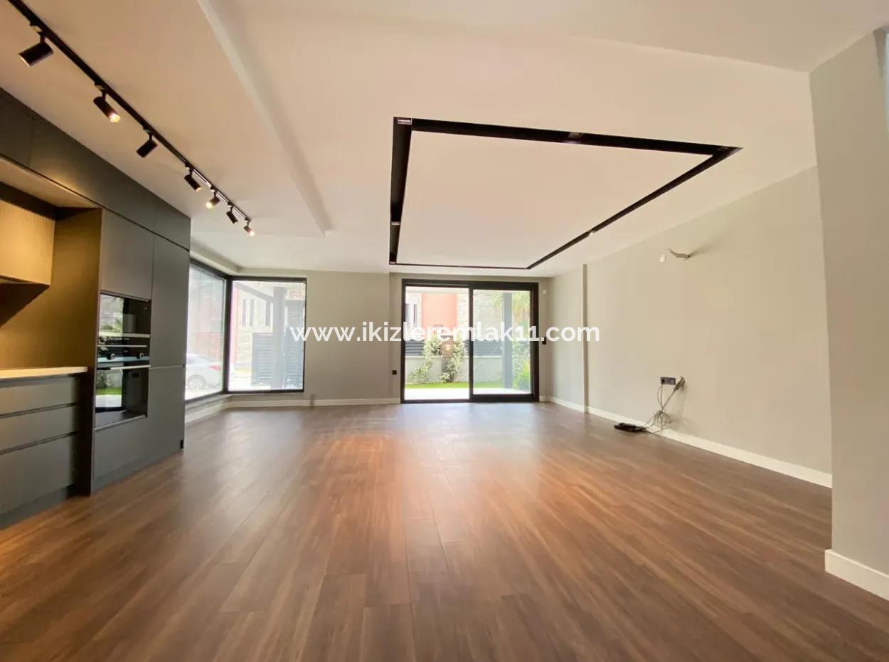 İzmir Menderes Gümüldürde Deniz Tarafında Satılık Tek Müstakil Geniş Bahçeli 4 + 1 Havuzlu Yazlık