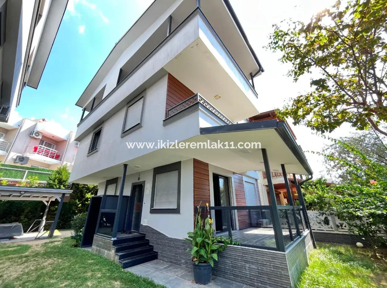 Ürkmez'de Deniz Tarafında Satılık Bahçeli 3+1 Lüks Villa Yazlık