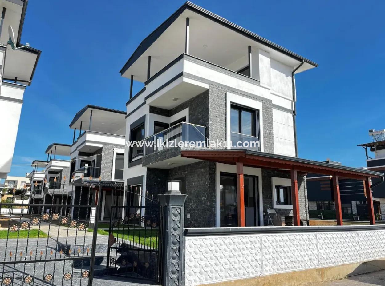 Seferihisar Doğanbeyde Satılık Sıfır Havuzlu Müstakil 3+1 Villa