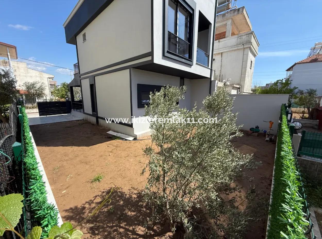 Seferihisar Doğanbey‘de Satılık Tek Müstakil Geniş Bahçeli Sıfır 3+ 1 Villa