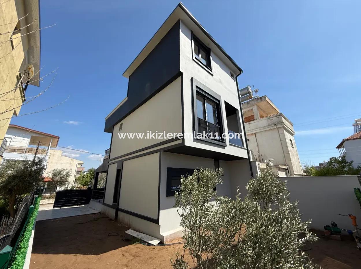 Seferihisar Doğanbey‘de Satılık Tek Müstakil Geniş Bahçeli Sıfır 3+ 1 Villa