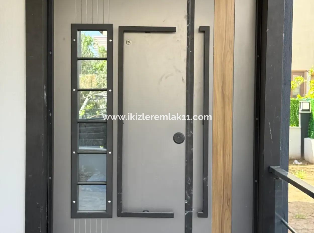 Seferihisar Doğanbey‘de Satılık Tek Müstakil Geniş Bahçeli Sıfır 3+ 1 Villa