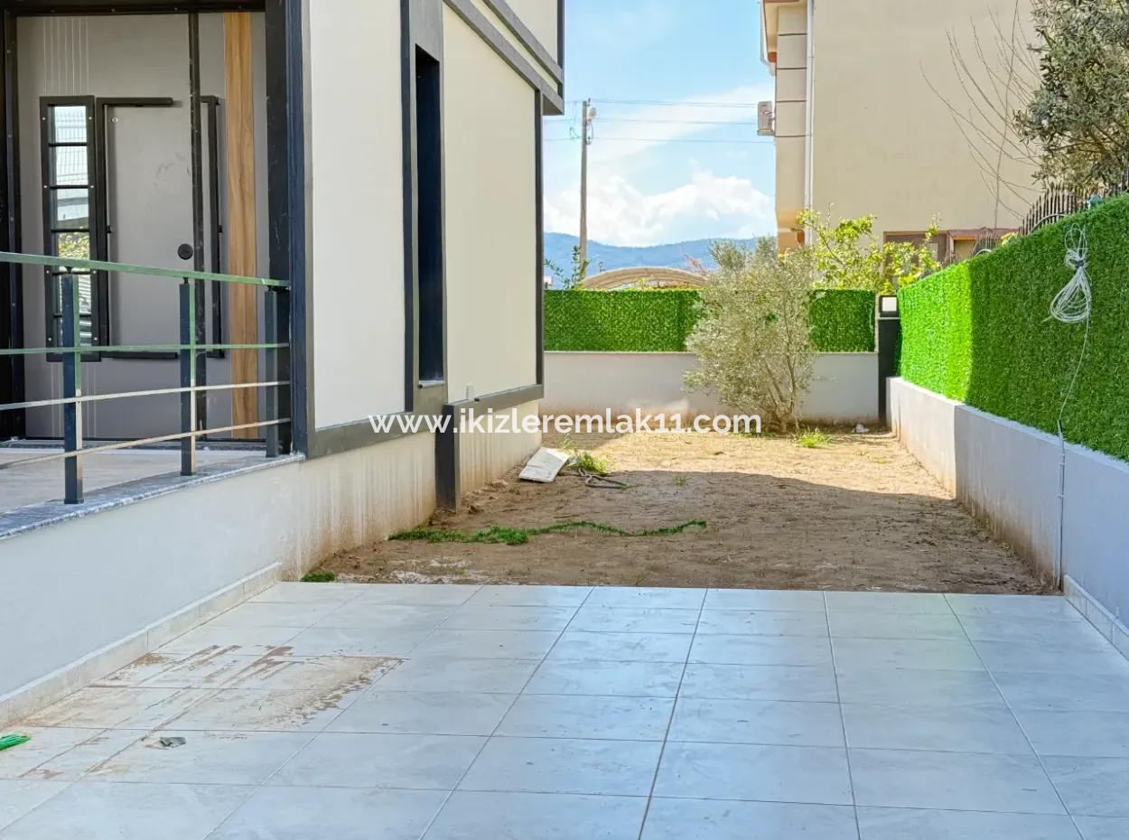 Seferihisar Doğanbey‘de Satılık Tek Müstakil Geniş Bahçeli Sıfır 3+ 1 Villa