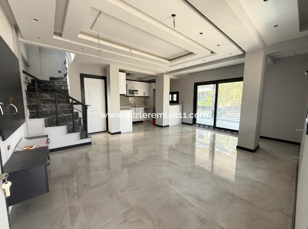 Seferihisar Doğanbey'de Satılık 3+1 Müstakil Sıfır Geniş Bahçeli Villa