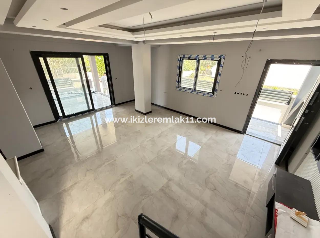 Seferihisar Doğanbey'de Satılık 3+1 Müstakil Sıfır Geniş Bahçeli Villa