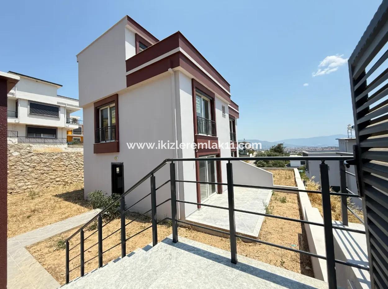 Seferihisar Doğanbey'de Satılık Deniz Manzaralı Bahçeli 3+1 Sıfır Villa