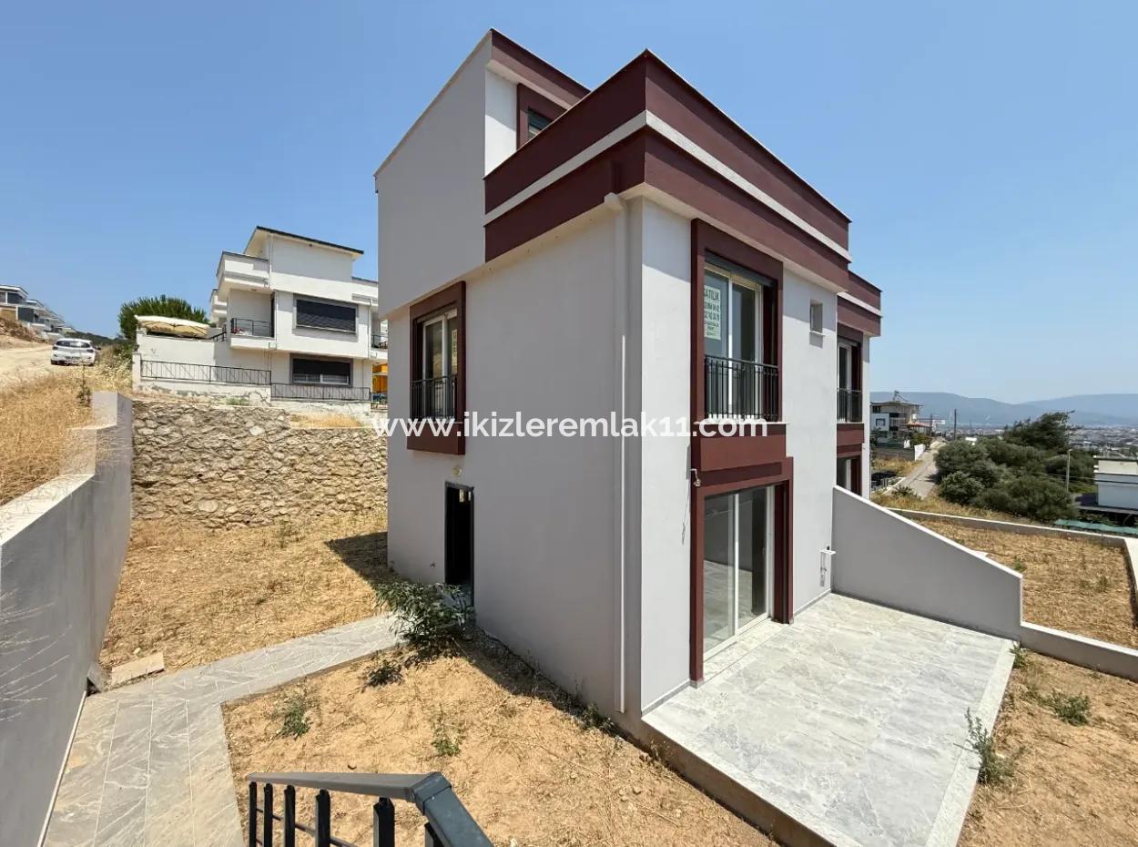 Seferihisar Doğanbey'de Satılık Deniz Manzaralı Bahçeli 3+1 Sıfır Villa