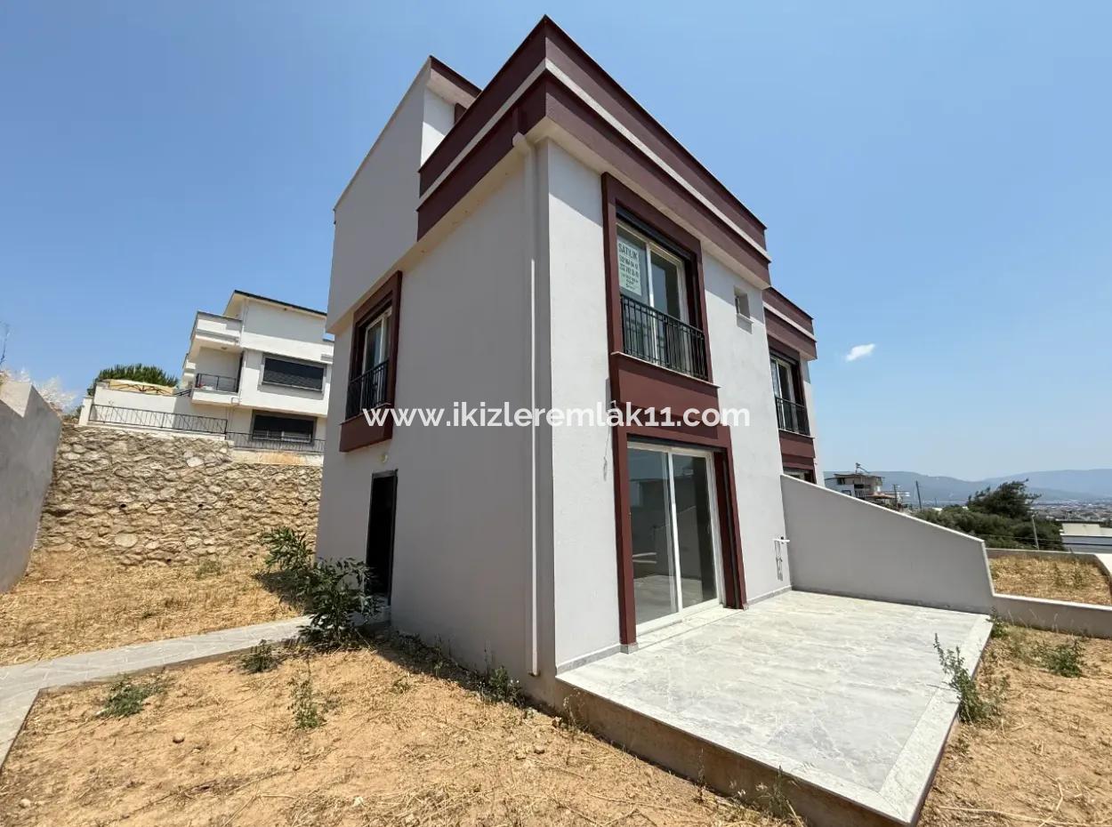 Seferihisar Doğanbey'de Satılık Deniz Manzaralı Bahçeli 3+1 Sıfır Villa