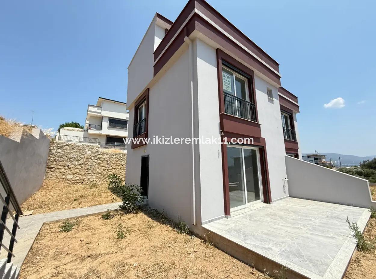 Seferihisar Doğanbey'de Satılık Deniz Manzaralı Bahçeli 3+1 Sıfır Villa