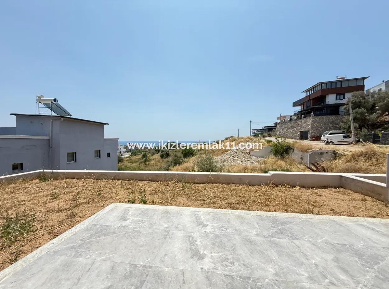 Seferihisar Doğanbey'de Satılık Deniz Manzaralı Bahçeli 3+1 Sıfır Villa